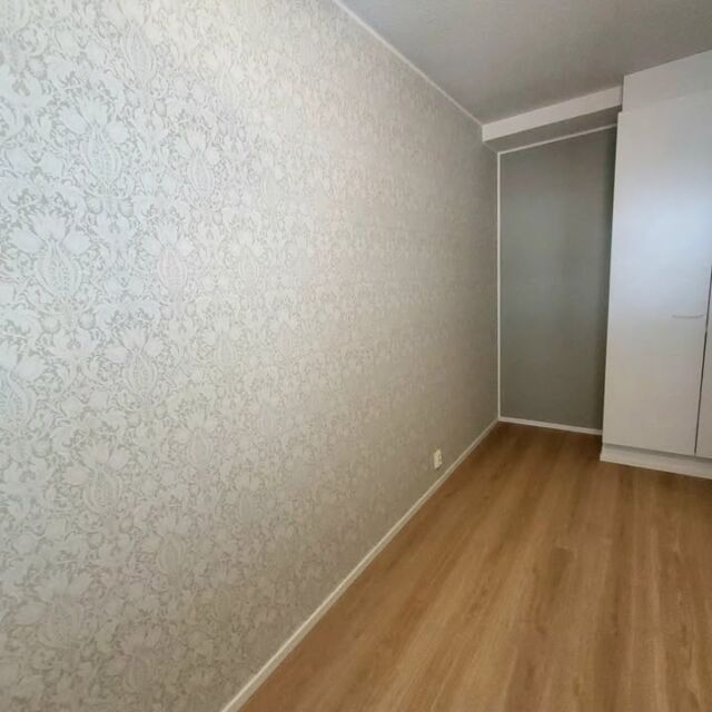 Tämän rivitalon makuuhuoneessa tehtiin seinät, lattiat uusiksi. Seinien maalisävynä teknoksen "Dimma på havet" tapetti Borosan hem mallistosta. Lattiamateriaaliksi valittiin vinyylilankku. Tuulikaappiin laitettiin seiniin samassa sävy ja lattiamateriaali. Huoneistossa vaihdettiin samassa rytäkässä kaikki väliovet, karmit ja listat. 
Kaikki materiaali löytyi Pälkäneen K-raudasta @krautapalkane 

Kierrätys vanhojen ovien kohdalla hoitui hienosti, kun taloyhtiössä muutama asukas halusi ne itselleen. Hyvä juttu 💪🏻

Tästä tuli kyllä niin nätti, uskon, että siellä uni maittaa 🤗

#tilapäivitys #naismaalarit #naisyrittäjät #tapetointijamaalaus #kangasala